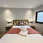 Stylish 2 With Pool By Homing Apartamento *